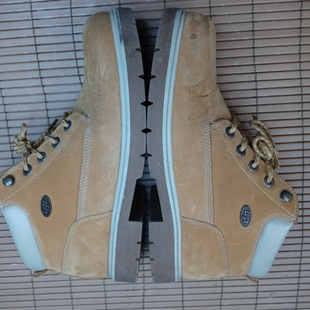 Lugz men's sz 11M lace tan ankle boots. 7431. Some flaking on toe-bend. See last